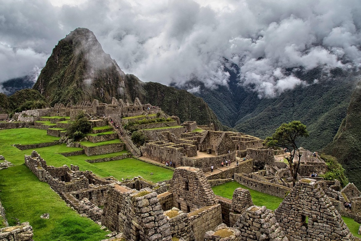 Uno dei simboli più iconici di Capri: i Faraglioni - I Faraglioni | Secret World Trip Planner