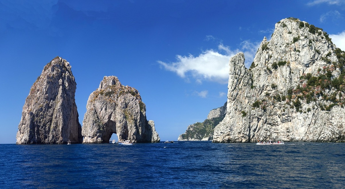 Uno dei simboli più iconici di Capri: i Faraglioni - I Faraglioni | Secret World Trip Planner