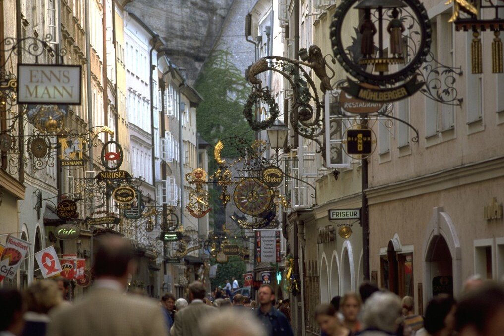 Getreidegasse,சலசலக்கும் இதயம் சால்ஸ்பர்க் பழைய நகரம் - Salzburg | Secret World Trip Planner