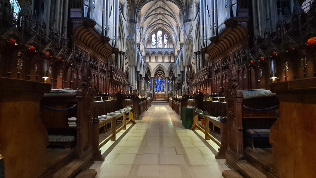 索尔兹伯里大教堂时钟 - 6 The Close | Secret World Trip Planner