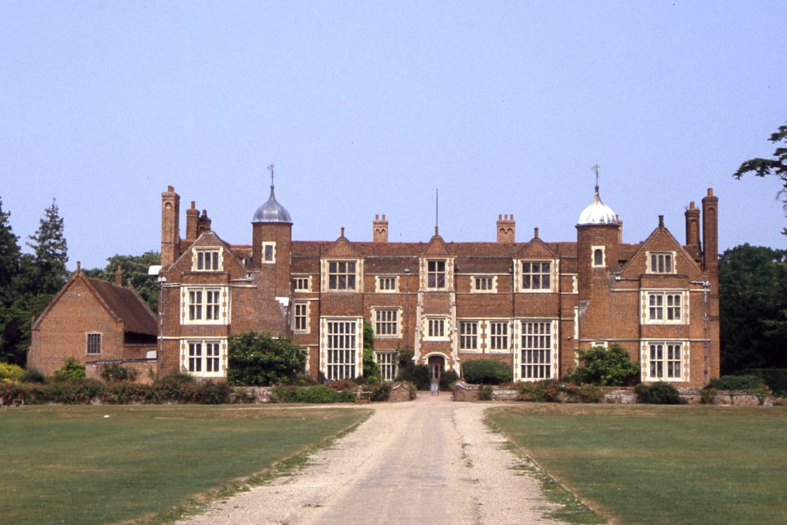 雨の中でさえ、ケントウェルは失われた楽園の空気を持っています - Long Melford | Secret World Trip Planner