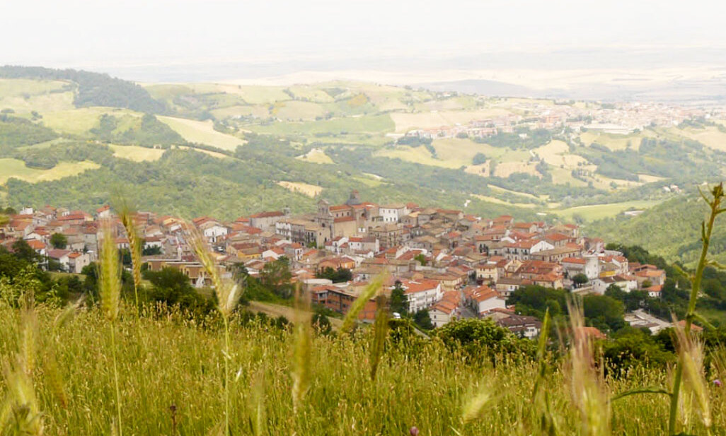 Европа: Монгол үл хайхран ой мод хүрээлэгдсэн тосгон - Faeto | Secret World Trip Planner