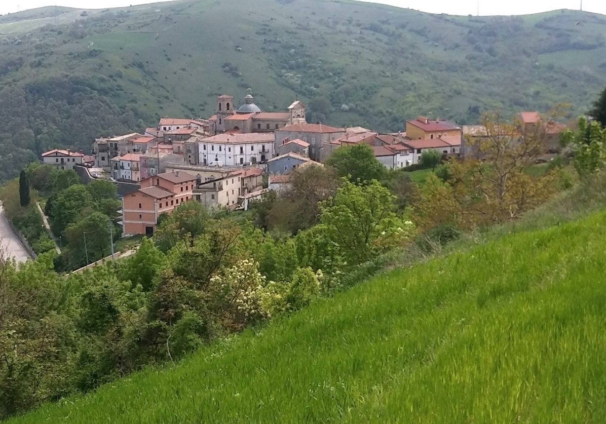 Европа: Монгол үл хайхран ой мод хүрээлэгдсэн тосгон - Faeto | Secret World Trip Planner