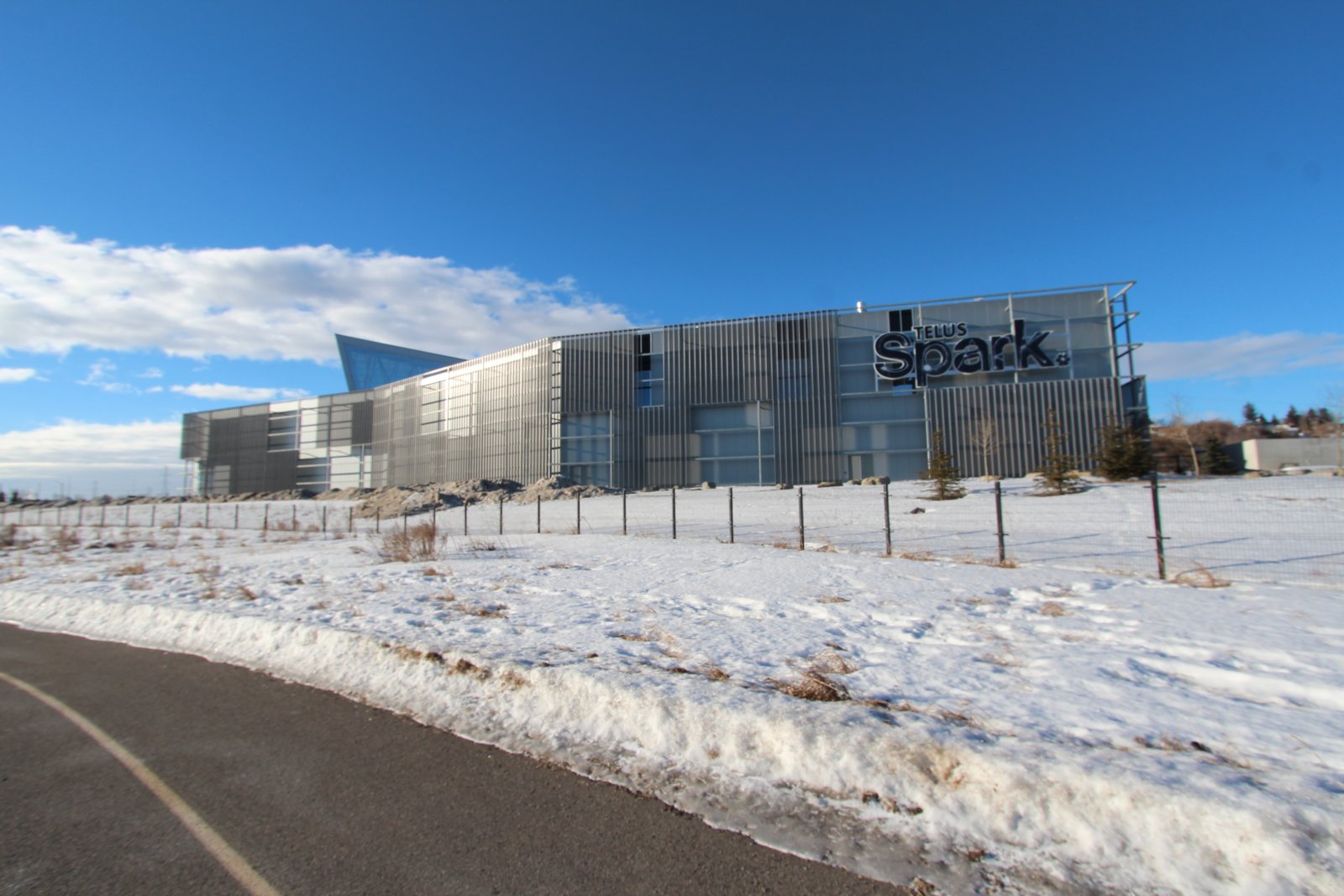 Telus Spark een wetenschapscentrum gevestigd in een futuristisch Kleurveranderend gebouw - Calgary | Secret World Trip Planner