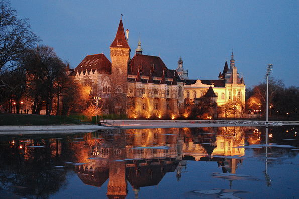 Vajdahunyad Ngome - Moja ya Budapest maarufu vituko - Budapest | Secret World Trip Planner