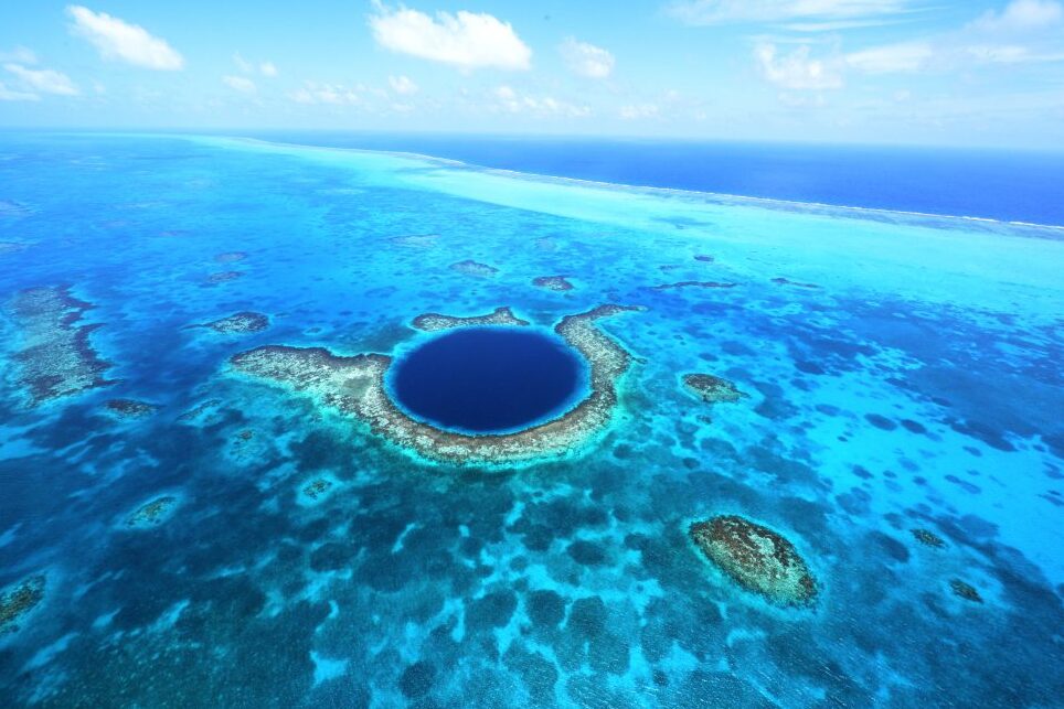 在灯塔礁的心大蓝洞 - Belize City | Secret World Trip Planner