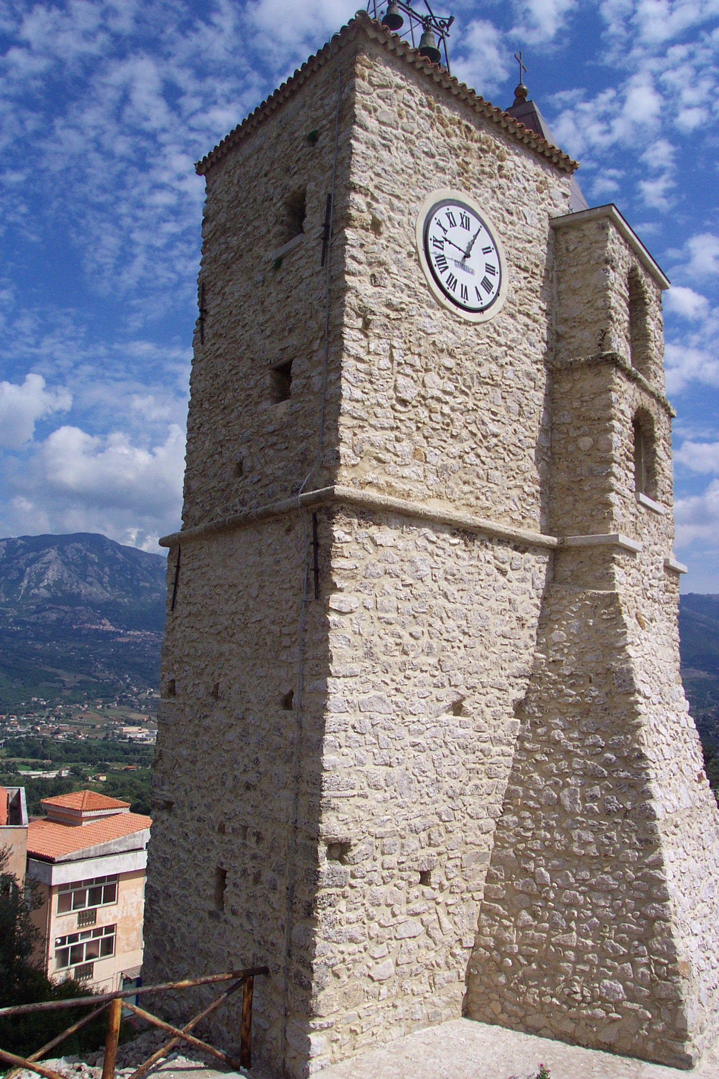 El campanar i la torre del rellotge.