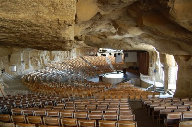 엘 모카탐 마운틴 케이브 교회 - Bunky?-ku | Secret World Trip Planner