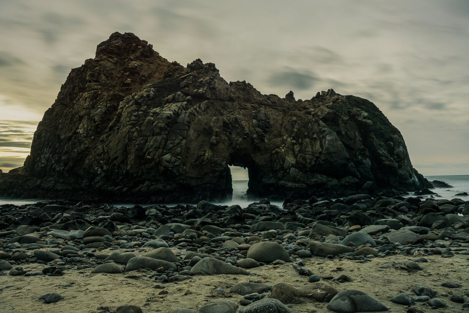 파이퍼 키홀 록 - Pfeiffer Beach | Secret World Trip Planner