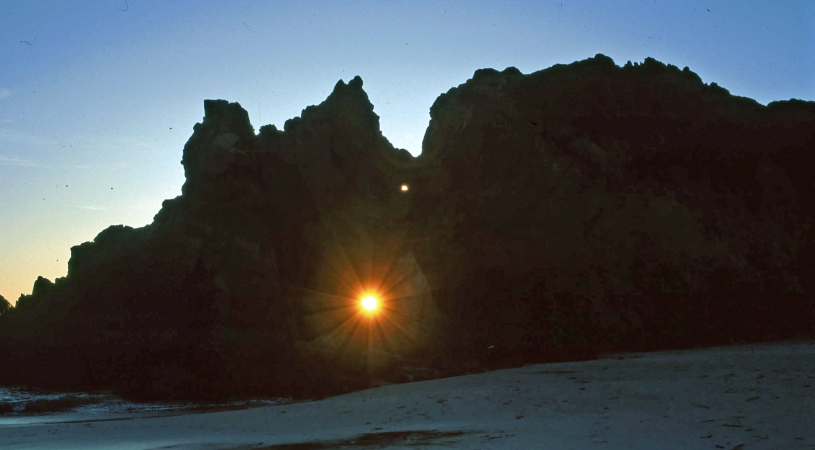 파이퍼 키홀 록 - Pfeiffer Beach | Secret World Trip Planner