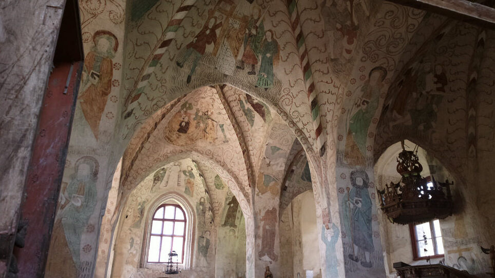 L'église de Hattula : l'un des plus anciens bâtiments en brique de Finlande - Heliga korsets kyrka | Secret World Trip Planner