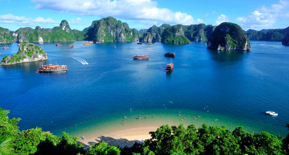 Salpicos de ilhas da Baía de Halong,pontilhados com vento e ondas - Thành ph? H? Long | Secret World Trip Planner