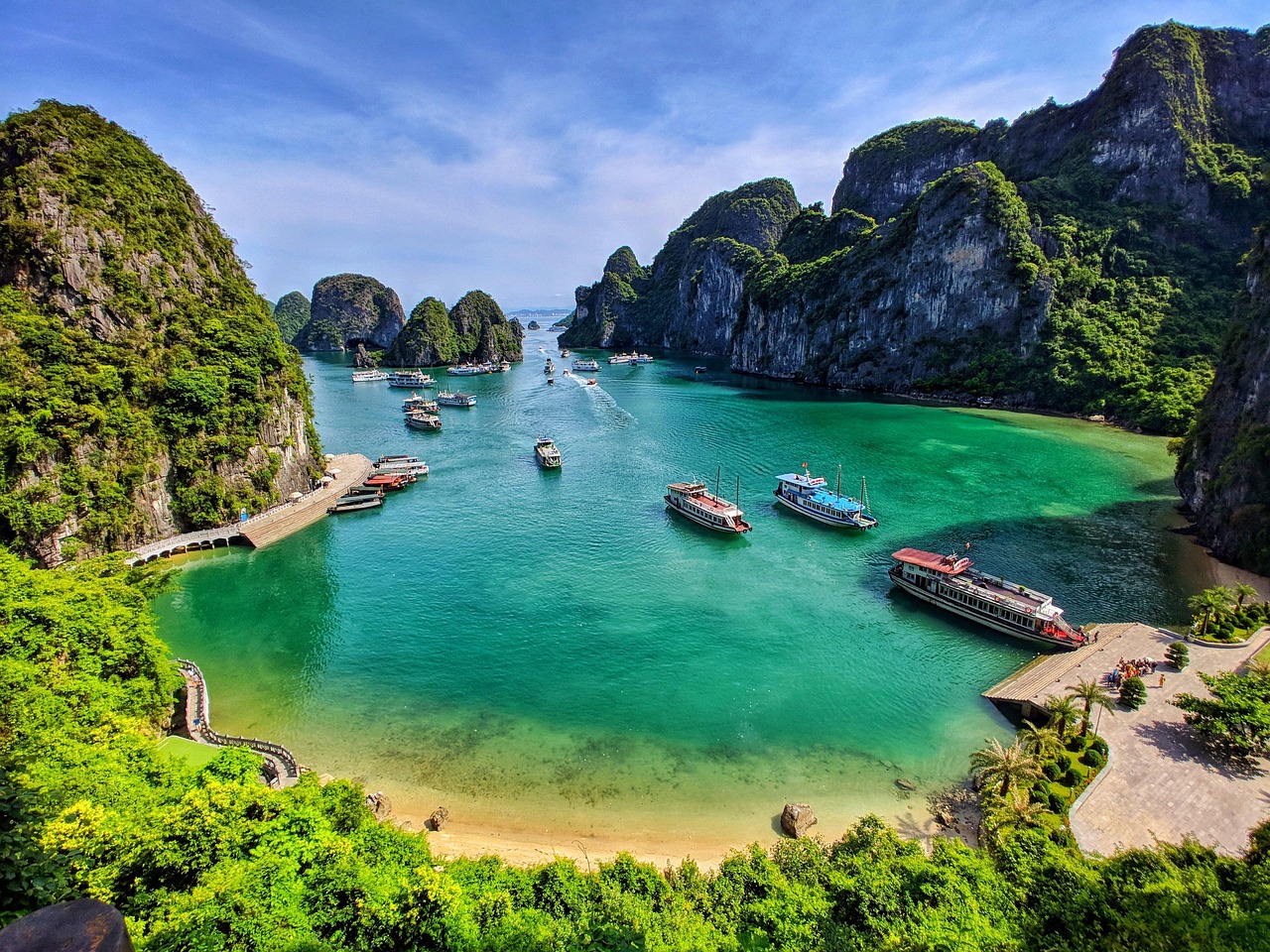 Salpicos de ilhas da Baía de Halong,pontilhados com vento e ondas - Thành ph? H? Long | Secret World Trip Planner