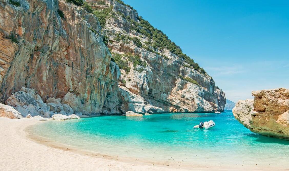 സാർഡിനിയ: മനോഹരമായ ബീച്ച് of Ispuligedenie (Cala Mariolu ) - Baunei | Secret World Trip Planner