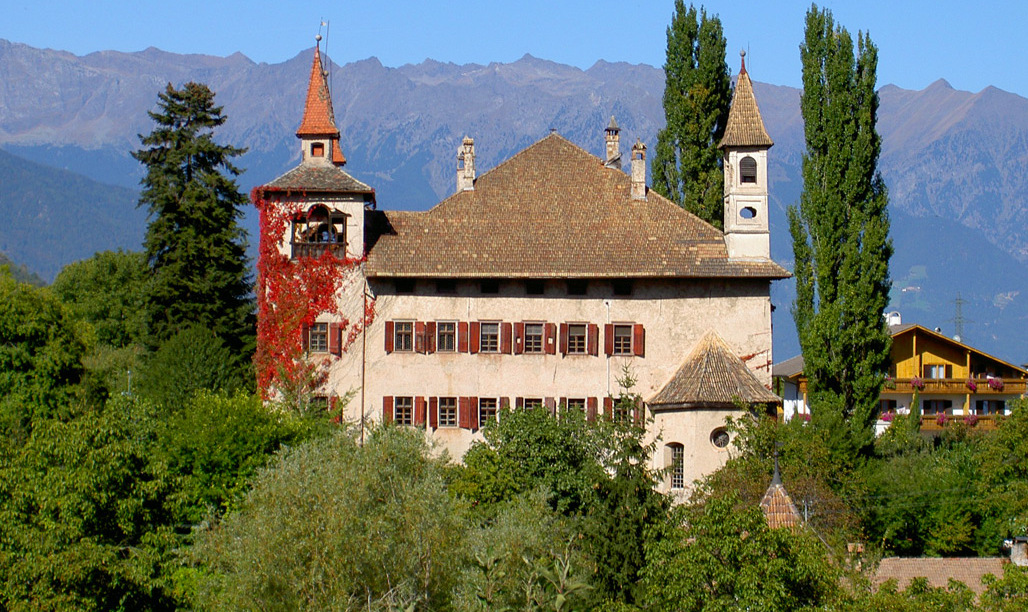 파흘부르크 성 또는 계곡 성 - Prissian | Secret World Trip Planner