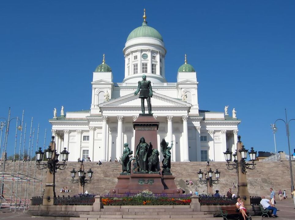 Piazza del Senato adalah benar-benar monumental square, yang terletak di tengah kota. - Helsinki | Secret World Trip Planner