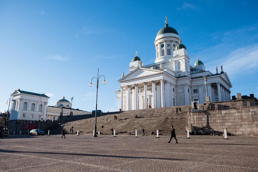 Piazza del Senato adalah benar-benar monumental square, yang terletak di tengah kota. - Helsinki | Secret World Trip Planner