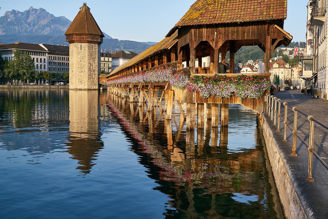 Lucerna és gyönyörű fahídja (Kapellbrücke ) - Luzern | Secret World Trip Planner