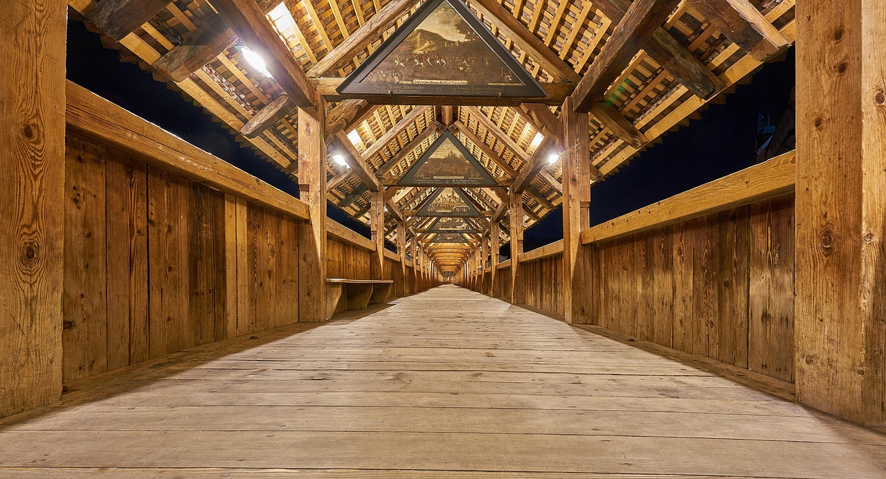 Lucerna és gyönyörű fahídja (Kapellbrücke ) - Luzern | Secret World Trip Planner