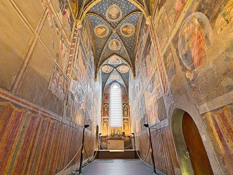 An Eaglais na Doiminicigh Bolzano leis an chlabhstra in aice láimhe tá sé suite ar An Chearnóg - Bolzano | Secret World Trip Planner