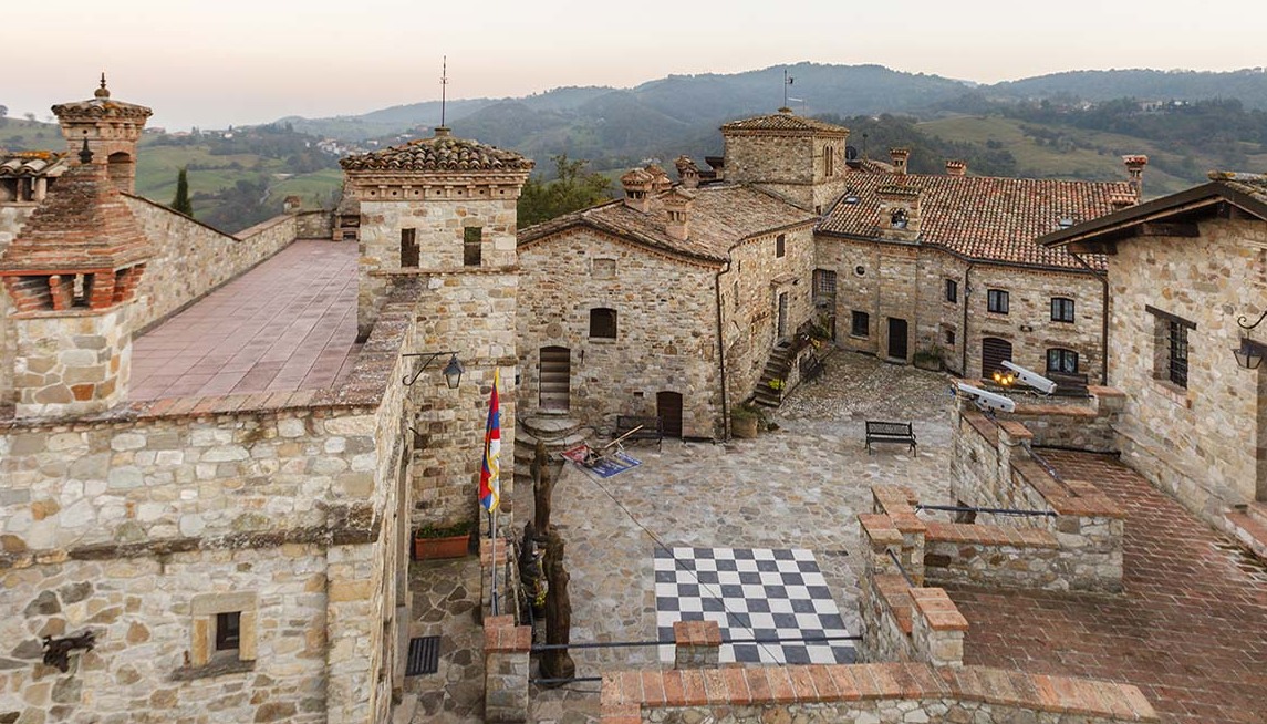 Votigno di Canossa lan cilik candhi Buddha - Votigno di Canossa | Secret World Trip Planner