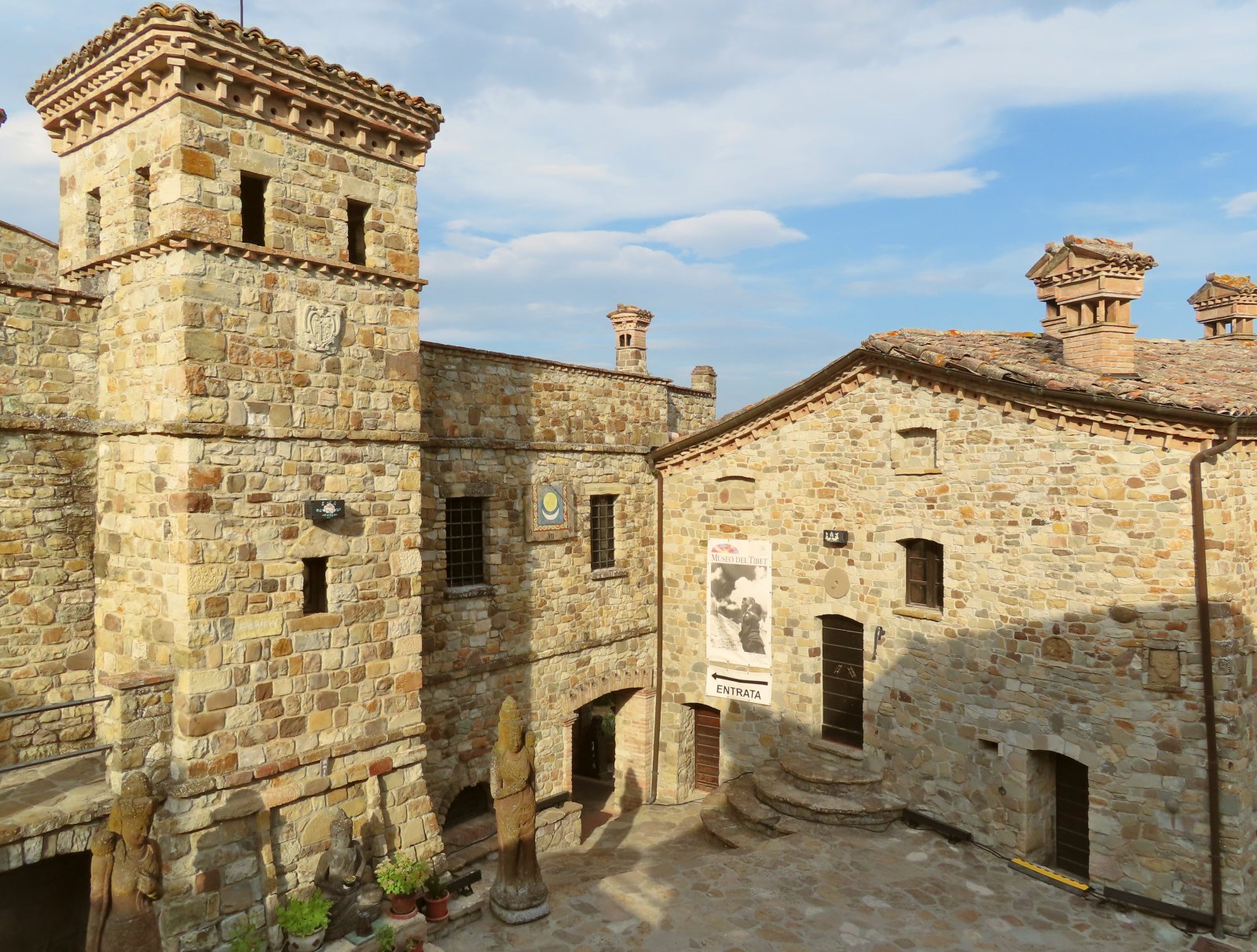 Votigno di Canossa lan cilik candhi Buddha - Votigno di Canossa | Secret World Trip Planner