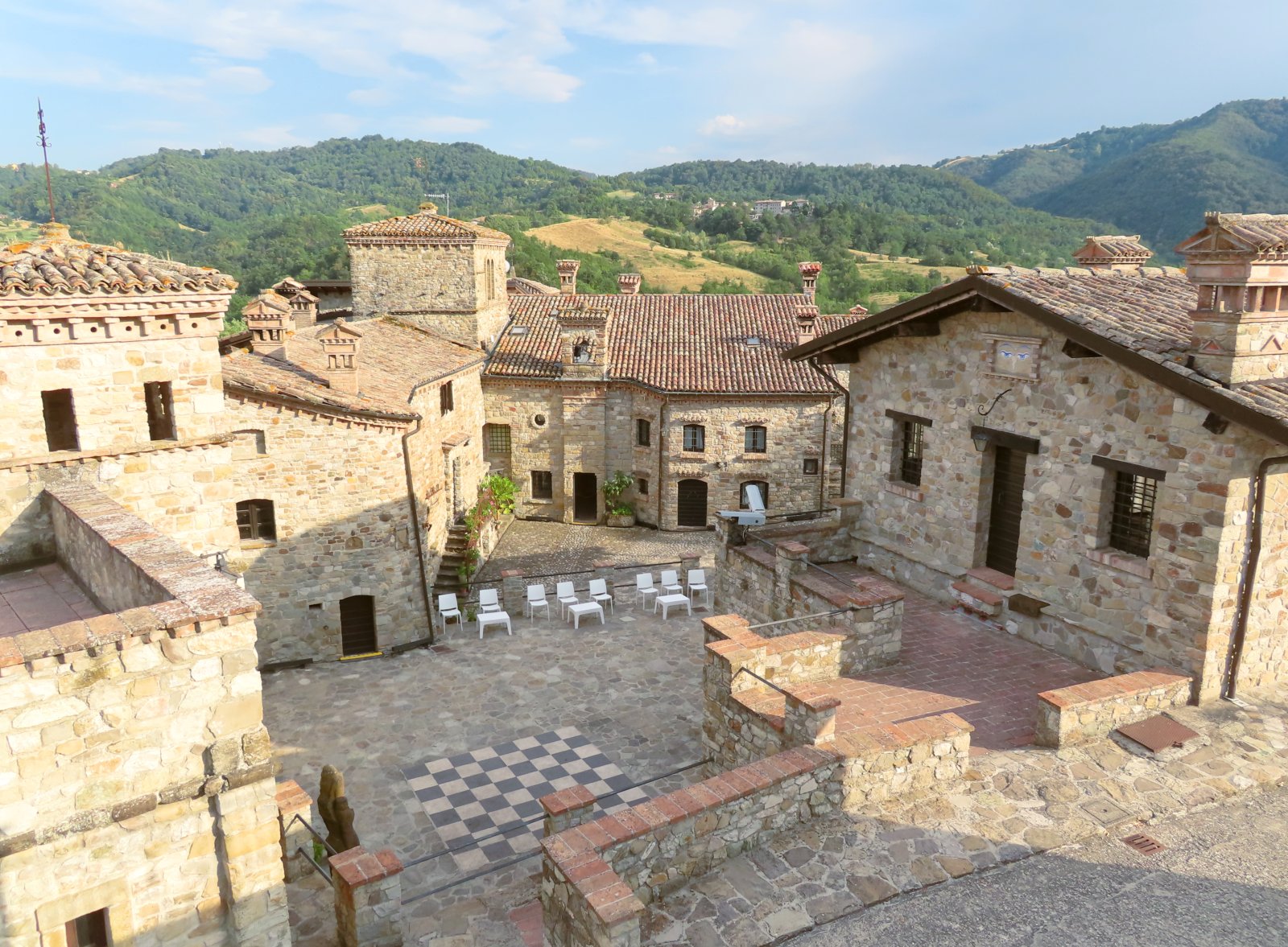 Votigno di Canossa lan cilik candhi Buddha - Votigno di Canossa | Secret World Trip Planner