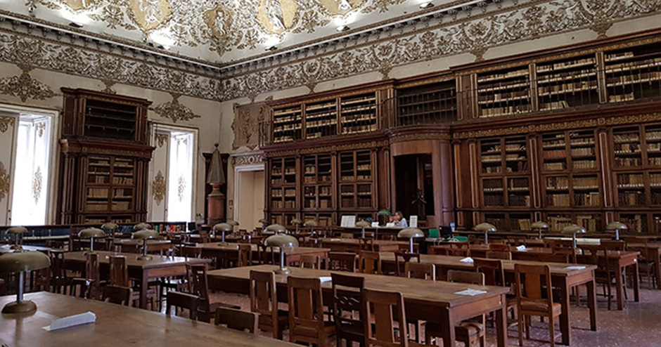 Ing Lucchesi Palli Perpustakaan ing Naples - Napoli | Secret World Trip Planner
