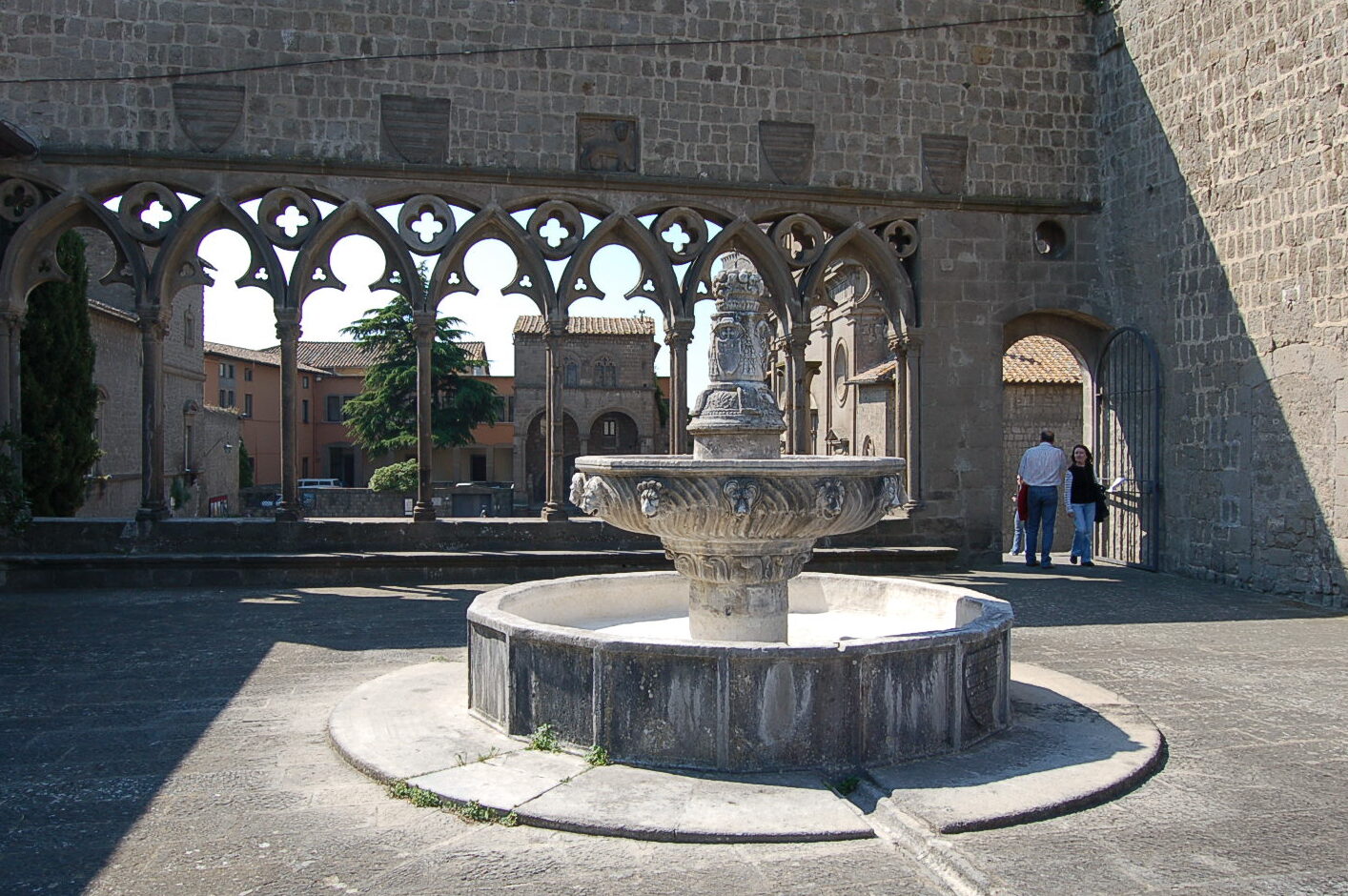 विटा तलवार / पोपचा राजवाडा आणि ओरी कारंजे - Viterbo | Secret World Trip Planner