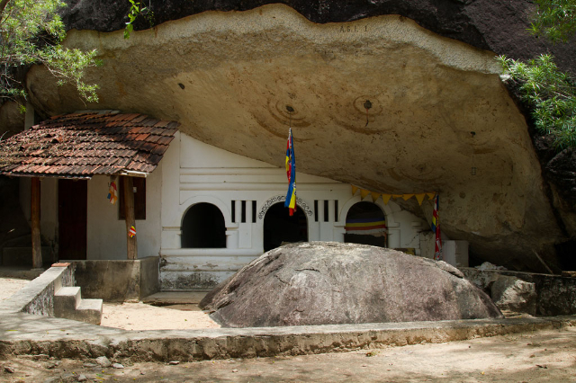 クドゥンビガラ僧院(Kudumbigala Monastery - Okanda | Secret World Trip Planner