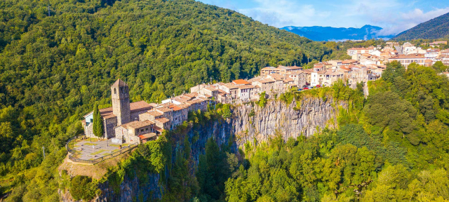 Castellfollit de la Roca - Un villaggio ai confini del tempo - Girona | Secret World Trip Planner