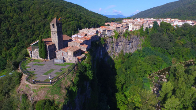 Castellfollit de la Roca - Un villaggio ai confini del tempo - Girona | Secret World Trip Planner