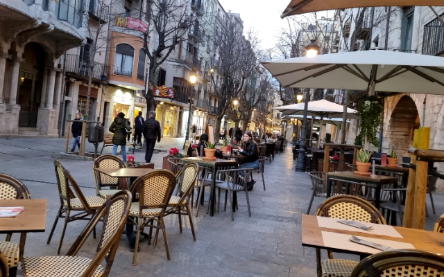 La Rambla de la Llibertat - Le cœur battant de Gérone sous les arches - Girona | Secret World Trip Planner