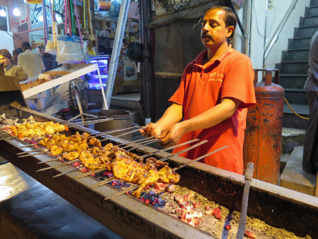 Lahore Food Street, situata tra Fort Road e Roshnai Gate all'interno delle mura di cinta, è una delle più importanti vie de - Lahore | Secret World Trip Planner