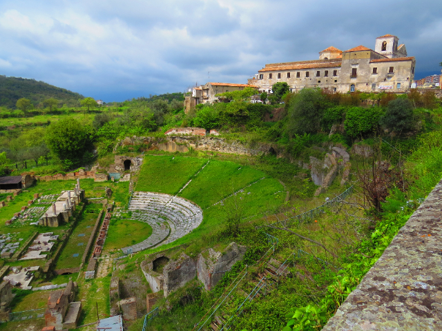 Il teatro romano di Sessa Aurunca: Una gemma archeologica della Campania - Sessa Aurunca | Secret World Trip Planner