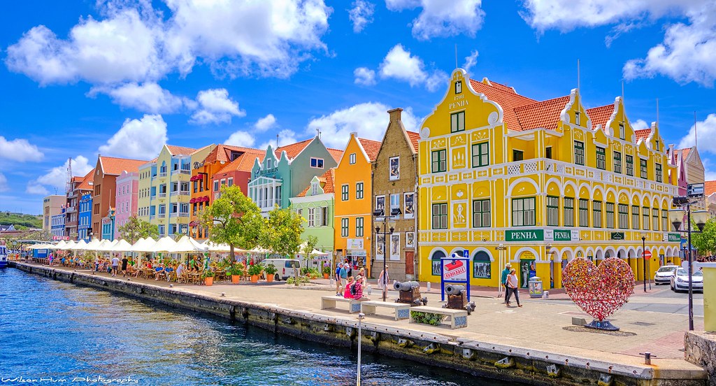 Les maisons colorées de Willemstad... - Secret World