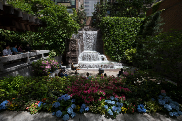 Una cascata nel cuore di Midtown Manhatt ...