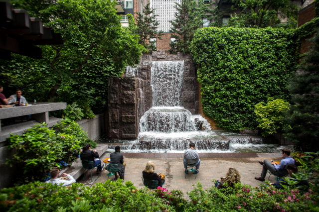 Una cascata nel cuore di Midtown Manhatt ...