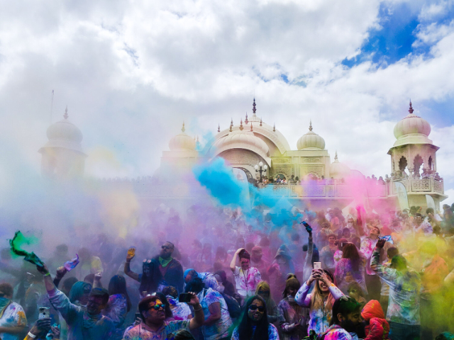 Colori di primavera: Holi al Tempio Sri Radha Krishna, Utah - Spanish Fork | Secret World Trip Planner