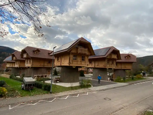 Schwarzwalder Hof è il villaggio delle case sull'albero. - Freiburg im Breisgau | Secret World Trip Planner