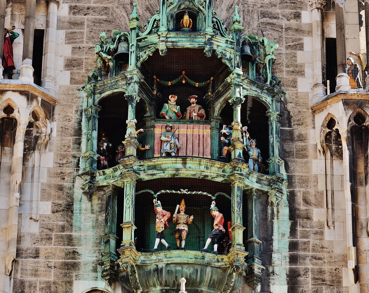 Munich | The Glockenspiel കെട്ടിടം - München | Secret World Trip Planner