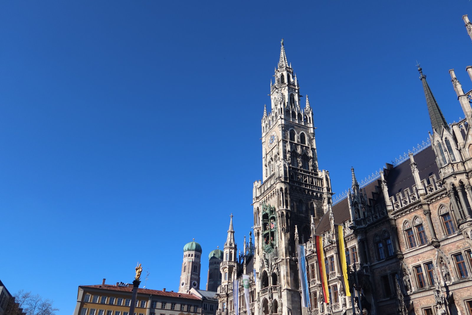 Munich | The Glockenspiel കെട്ടിടം - München | Secret World Trip Planner