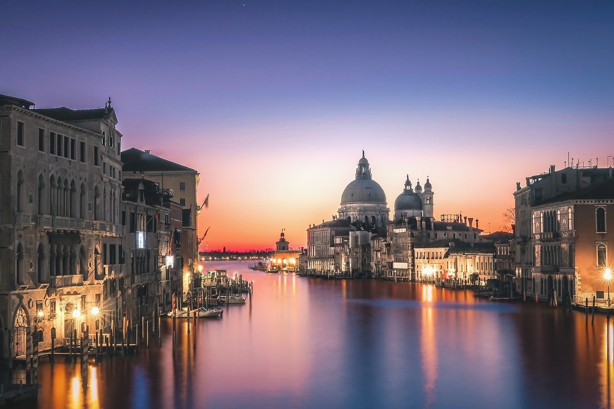 Venezi / బాసిలికా ఆఫ్ శాంటా మేరియా డెల్లా వందనం  - Venezia | Secret World Trip Planner