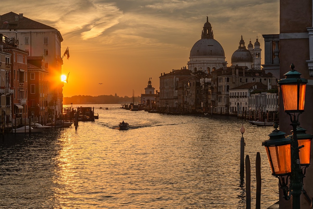 Venezi / బాసిలికా ఆఫ్ శాంటా మేరియా డెల్లా వందనం  - Venezia | Secret World Trip Planner