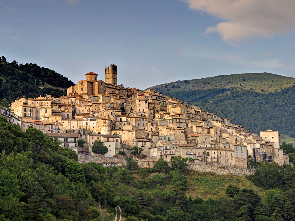 Ένα πέτρινο κόσμημα αιωρούμενο ανάμεσα στις κορυφές του Gran Sasso. - Castel del Monte | Secret World Trip Planner