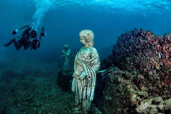 নির্দিষ্ট এবং অসীম প্রেমীদের: খেলা প্রেমের পরিবর্তন - Bacoli | Secret World Trip Planner