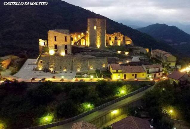 Abad pertengahan kastil Malvito dan Menara Norman - Malvito | Secret World Trip Planner