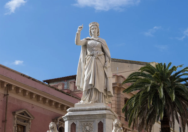 Piazza e statua di Eleonora d’Arborea - Oristano | Secret World Trip Planner