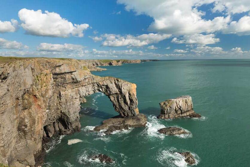 Pembroke | den grønne bro i Walales - Pembrokeshire Coast Path | Secret World Trip Planner