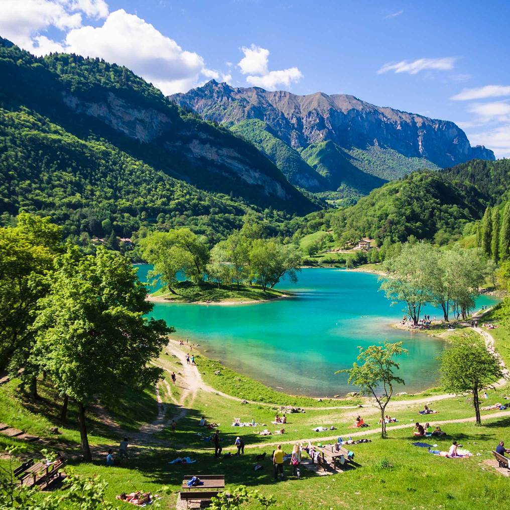 En liten naturlig juvel: Tenno-sjön - Lago di Tenno | Secret World Trip Planner